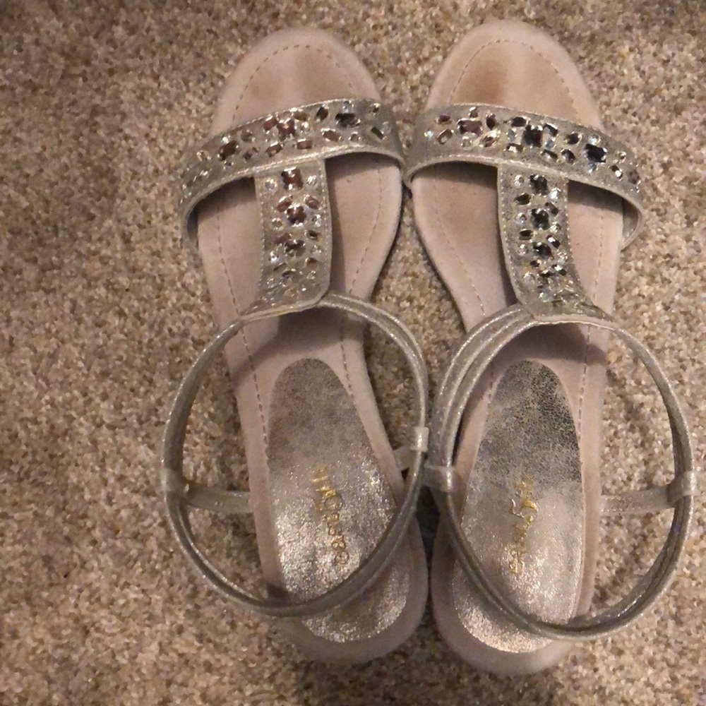 Sliver wedged heels